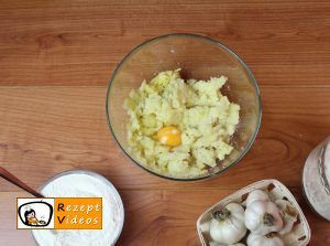 Knoblauch-Gnocchi mit Käsesoße Rezept - Zubereitung Schritt 2