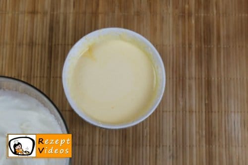 Marmeladen-Biskuitrolle - Rezept Zubereitung Schritt 2