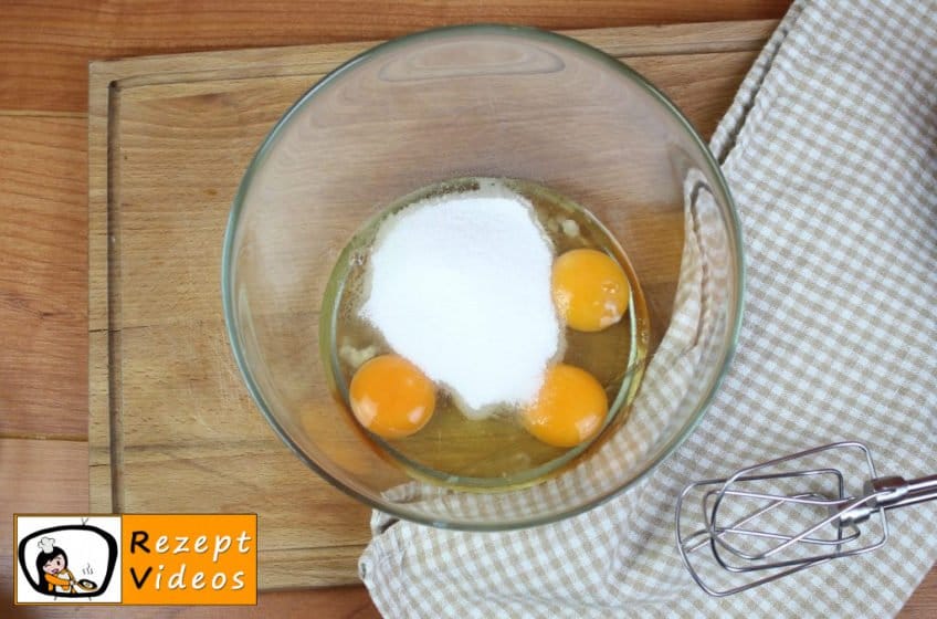 Milchkuchen mit Waldbeerensoße Rezept Zubereitung Schritt 2