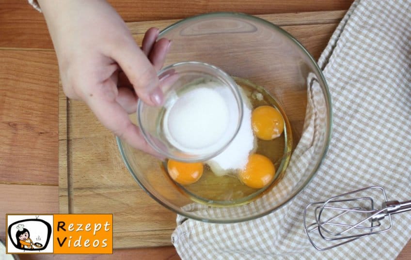 Milchkuchen mit Waldbeerensoße Rezept Zubereitung Schritt 3