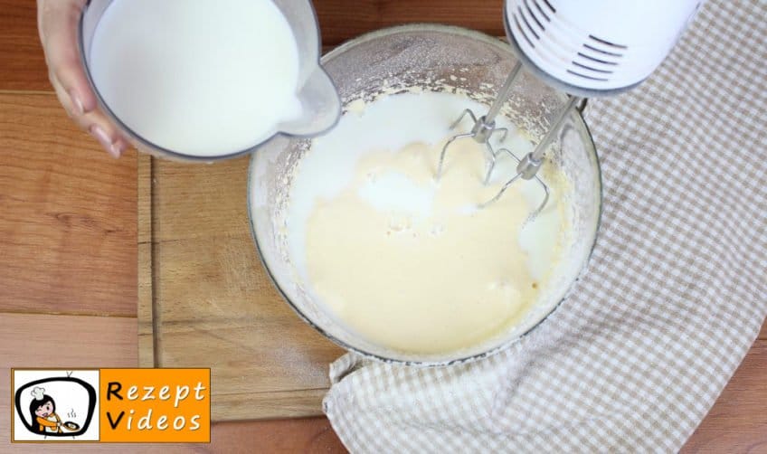 Milchkuchen mit Waldbeerensoße Rezept Zubereitung Schritt 4