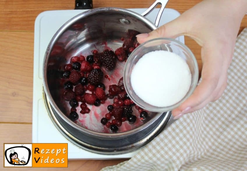 Milchkuchen mit Waldbeerensoße Rezept Zubereitung Schritt 6