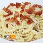 Spaghetti mit Käsesauce und Bacon
