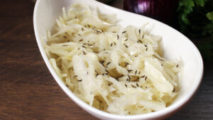 Erfrischender Krautsalat fürs Salatbüfett - schmackhafte Salat Rezepte